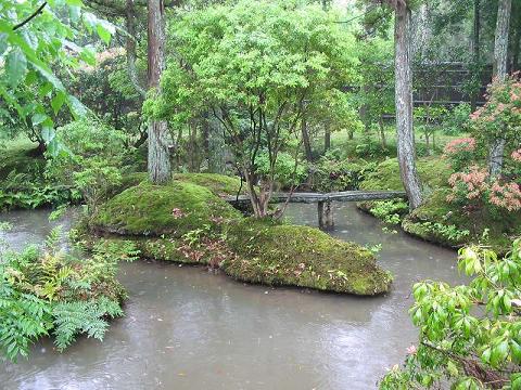 Japánkertben vízfolyam